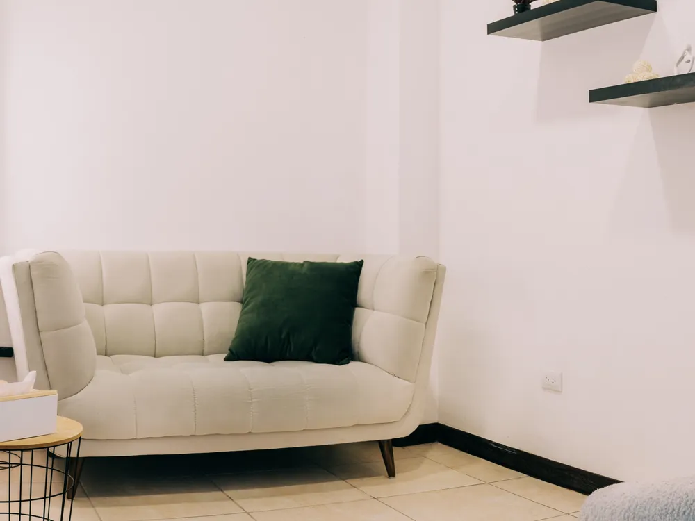 Consultorio de Mood Clinic San Salvador con sofá claro y cojín verde