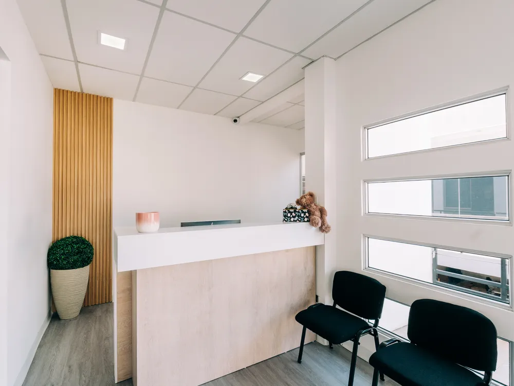 Recepción de Mood Clinic Santa Ana, con mostrador claro y sillas de espera