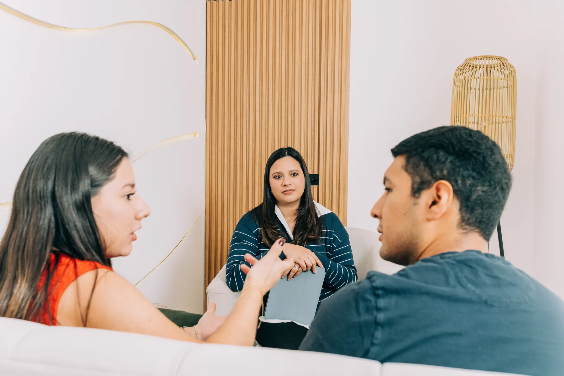 Una pareja en sesión conjunta de terapia de pareja frente a su psicóloga en Mood Clinic