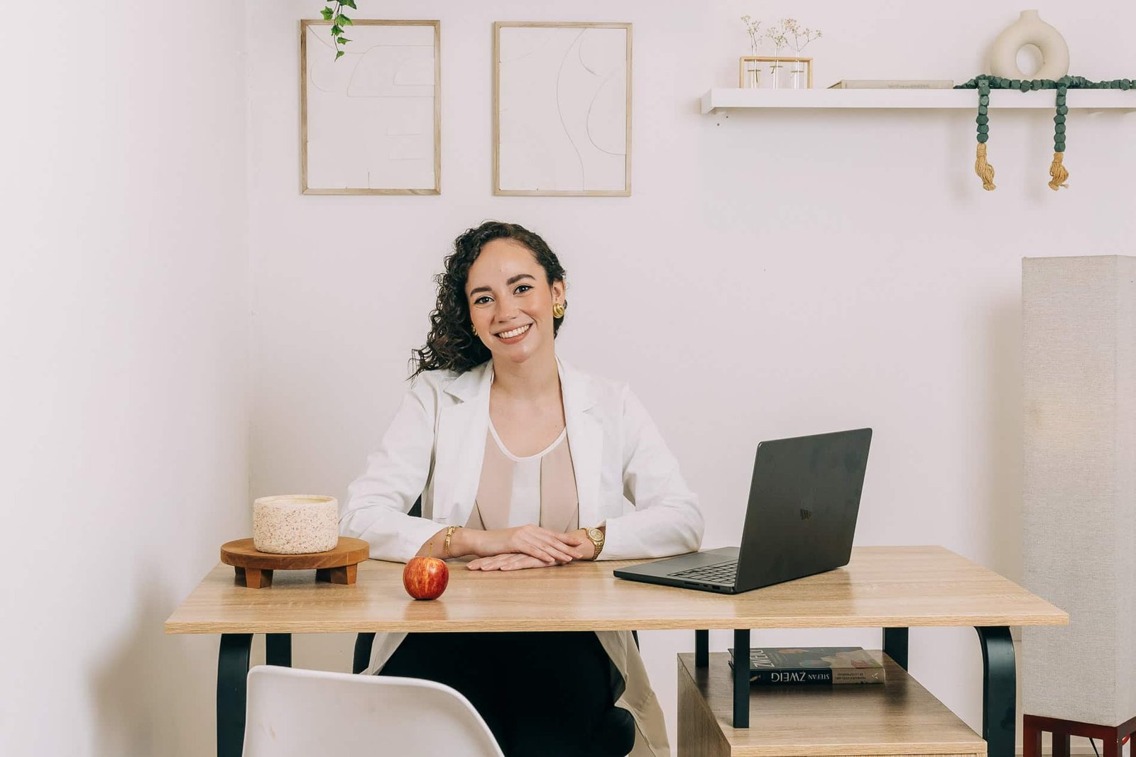 Gabriela, nutricionista en El Salvador, especializada en crear planes de alimentación personalizados.