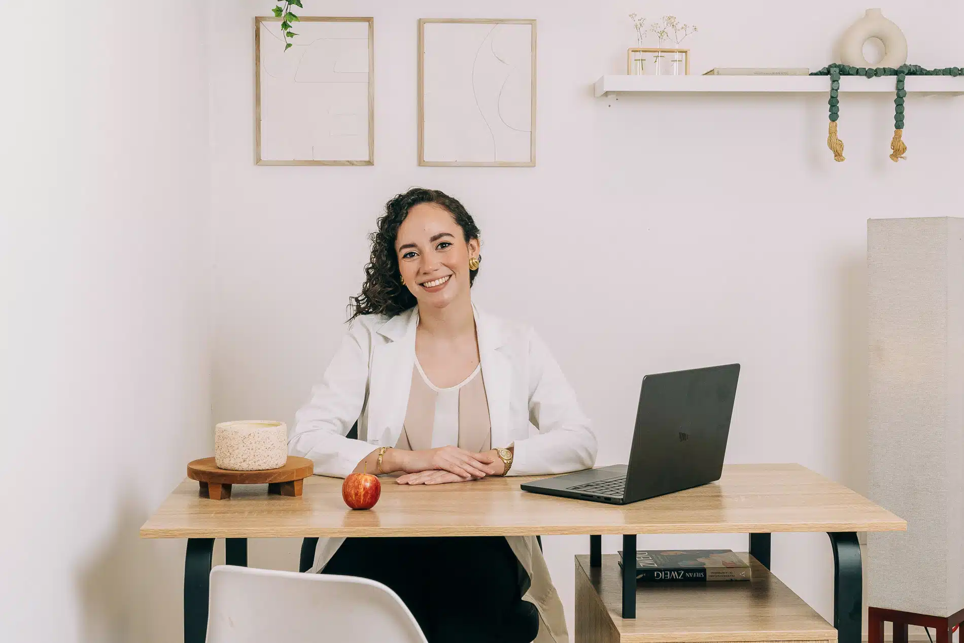 Gabriela, nutricionista en El Salvador, especializada en crear planes de alimentación personalizados.