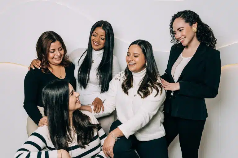 Equipo de especialistas de Mood Clinic en una fotografía grupal, mostrando calidez y profesionalismo en un ambiente moderno y acogedor.