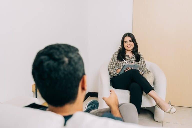 Psicóloga en El Salvador brindando terapia psicológica individual en Mood Clinic, clínica especializada en salud mental y bienestar emocional