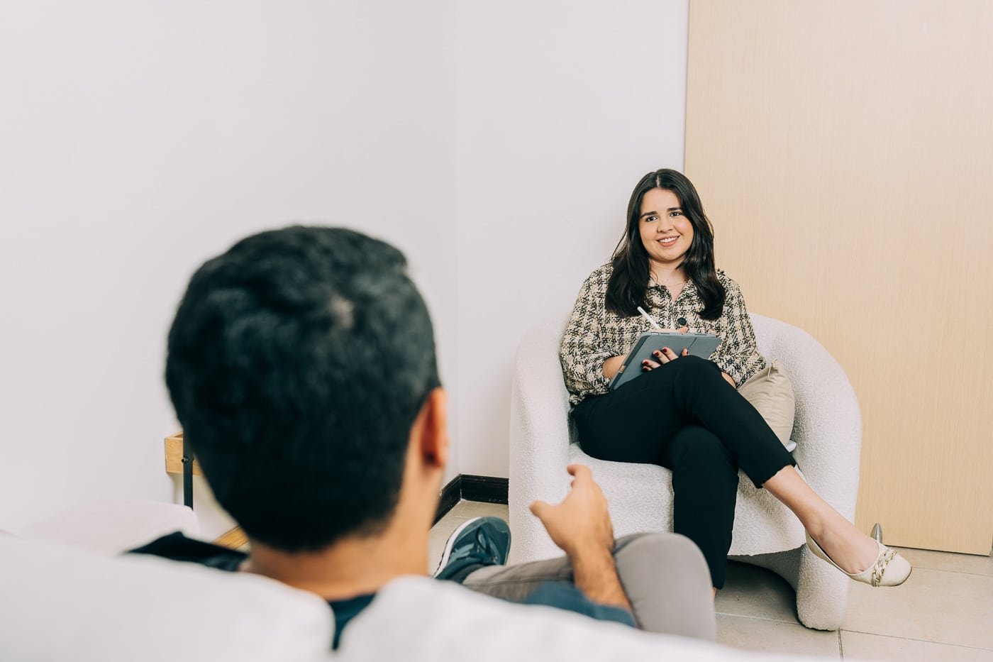 Psicóloga en El Salvador brindando terapia psicológica individual en Mood Clinic, clínica especializada en salud mental y bienestar emocional