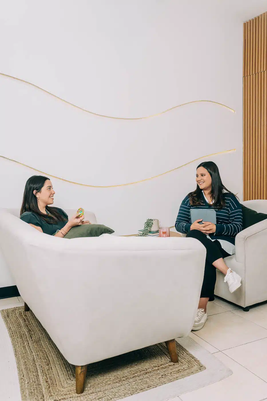 Psicóloga Rebeca Martínez guiando una sesión de terapia en un entorno acogedor y profesional.