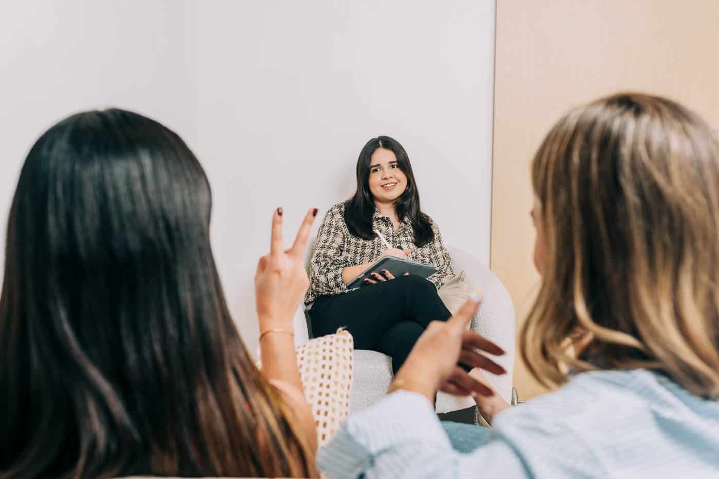 Psicóloga especializada en terapia de pareja en El Salvador, guiando a una pareja durante su sesión