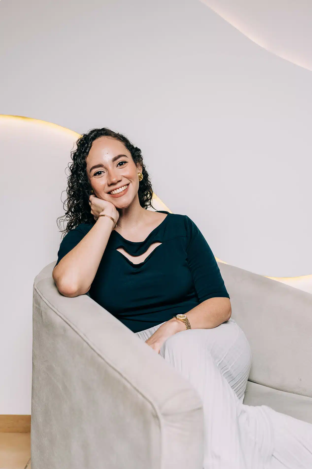 Nutricionista en Mood Clinic, sentada en un sillón beige con un fondo minimalista e iluminado en San Salvador.