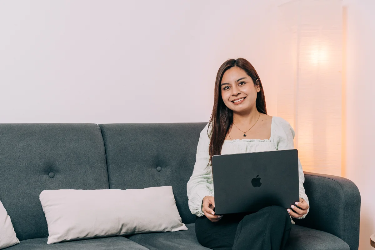 Psicóloga Erika Rivas con laptop en consultorio de Mood Clinic, Santa Ana